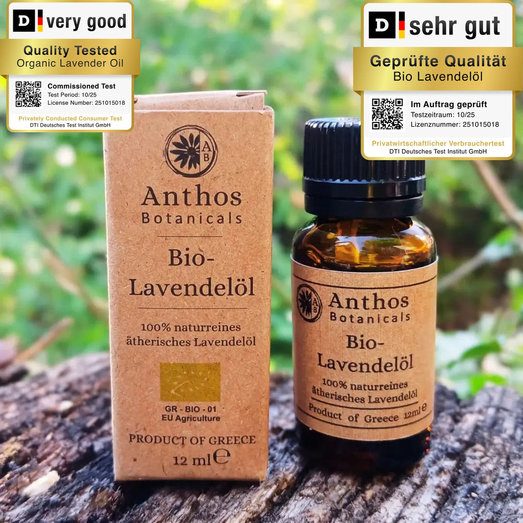 Kraftverpackung und Braunglasflasche mit ätherischem Lavendelöl bio 12 ml von Anthos Botanicals auf einem Felsen in der Natur.