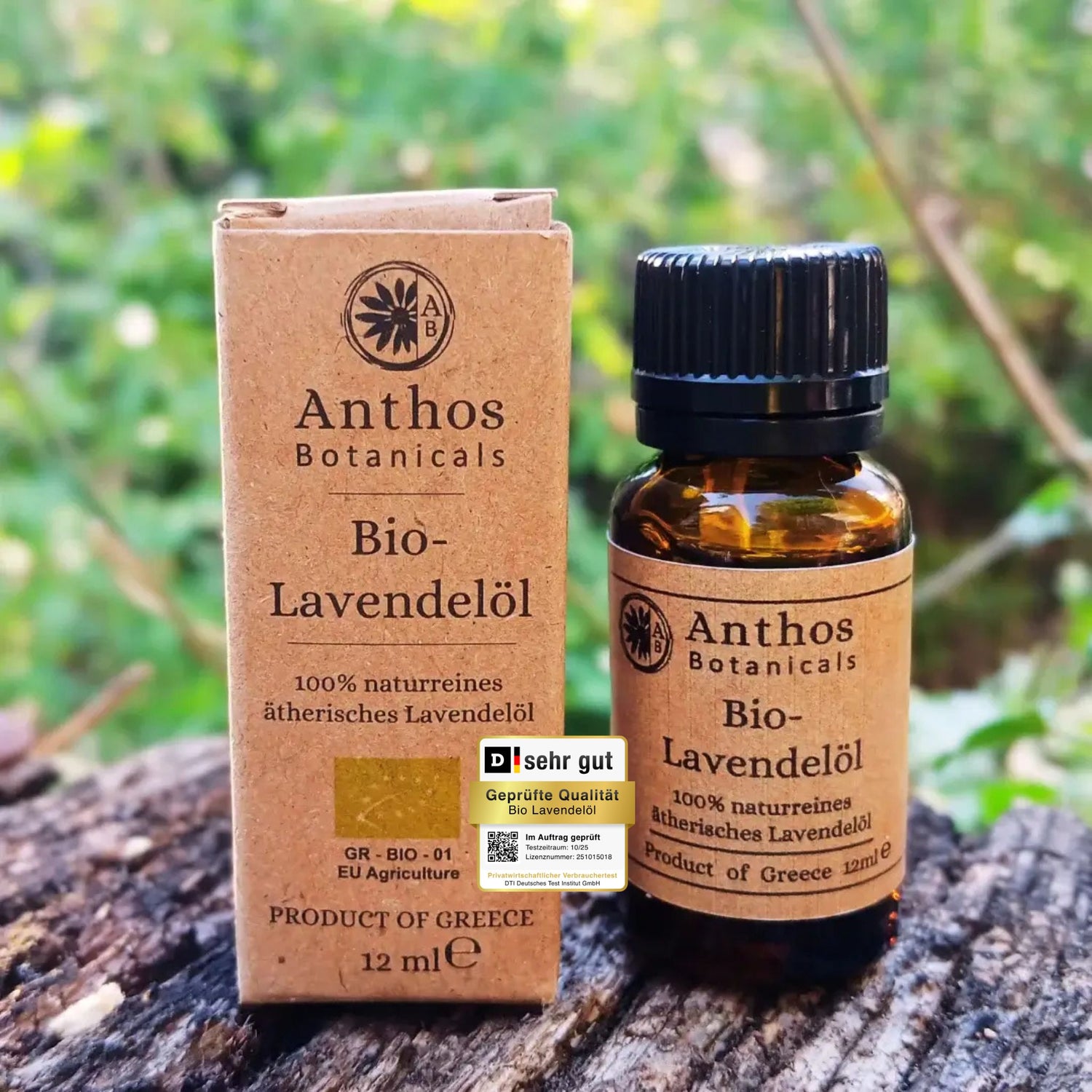 Kraftverpackung und Braunglasflasche mit ätherischem Lavendelöl bio 12 ml von Anthos Botanicals auf einem Felsen in der Natur.