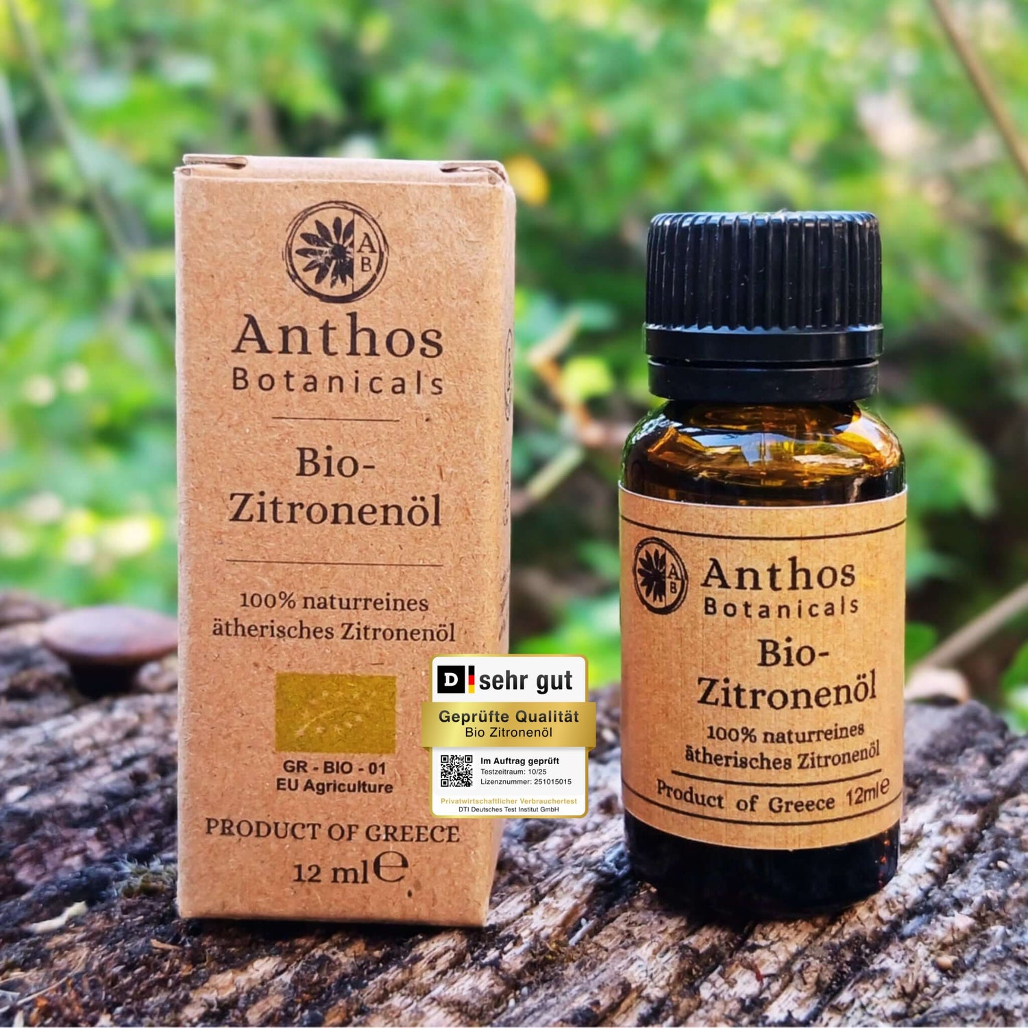 Braunglasflasche und Kraftverpackung mit biologischem Zitronenöl von Anthos Botanicals auf einem Felsen vor einem alten Baum.
