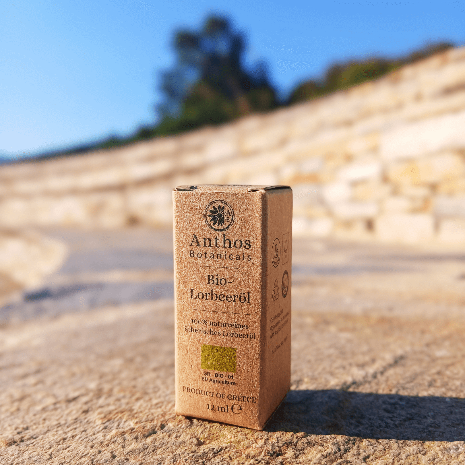 Eine braune Verpackung mit ätherischem Lorbeeröl 