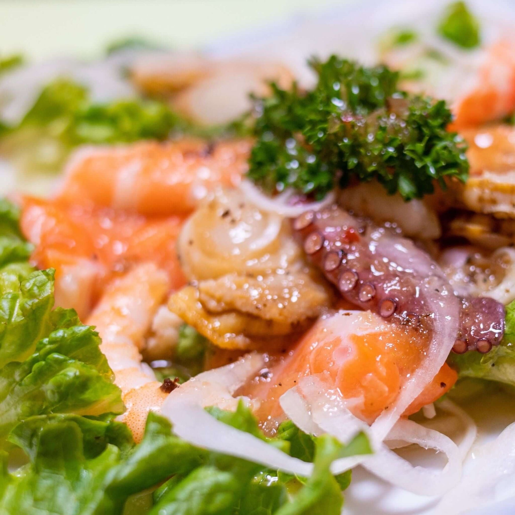 Eine mit Lorbeeröl versetzte Marinade.