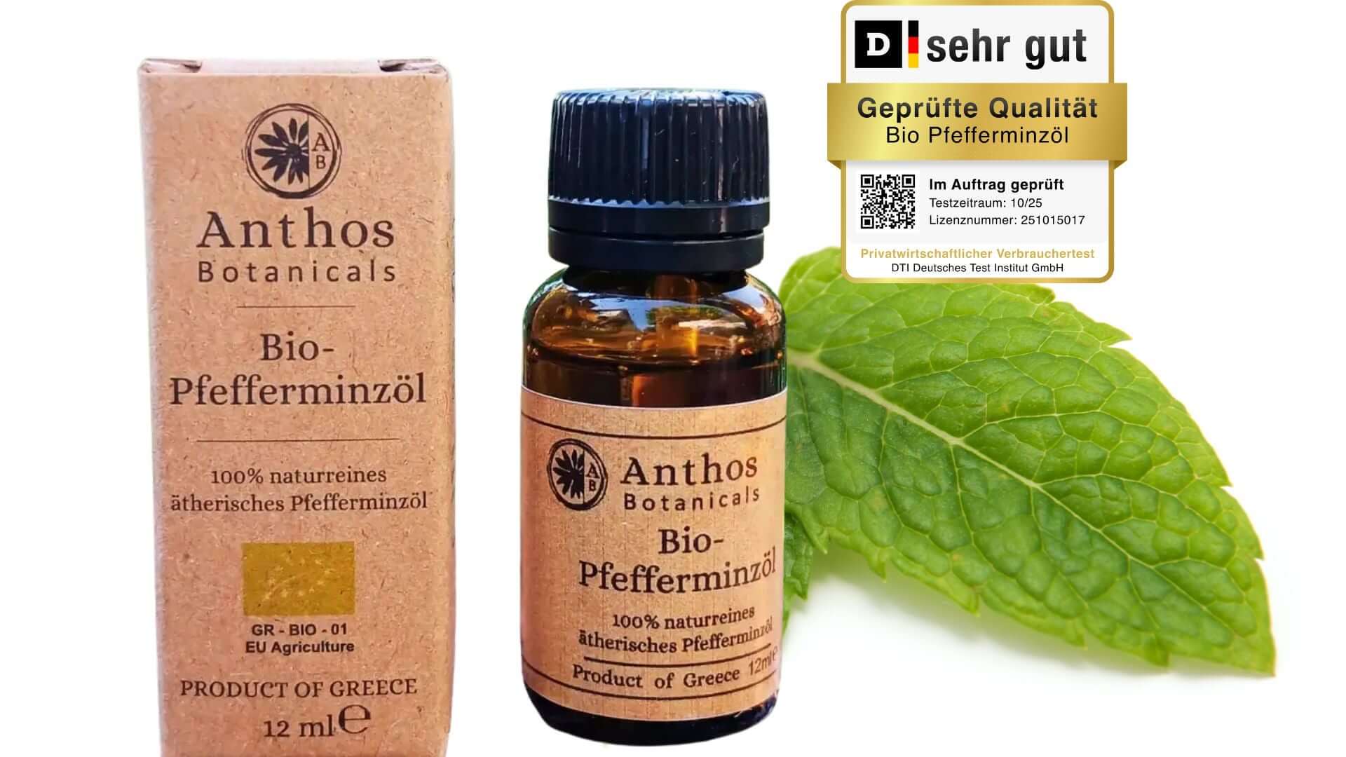 Kraftverpackung und Braunglasflasche des ätherischen Pfefferminzöls bio von Anthos Botanicals.