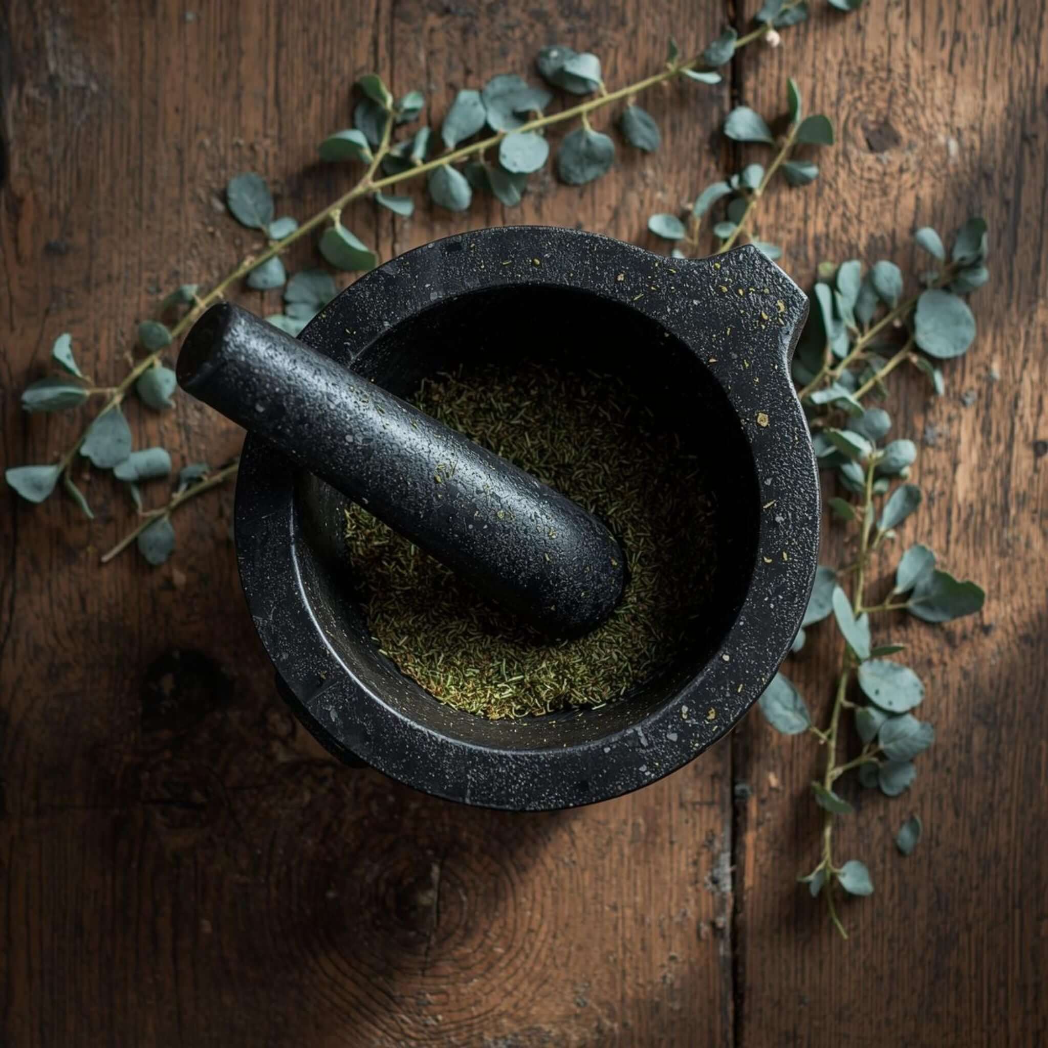 Eukalyptusblätter in einem Mörser.