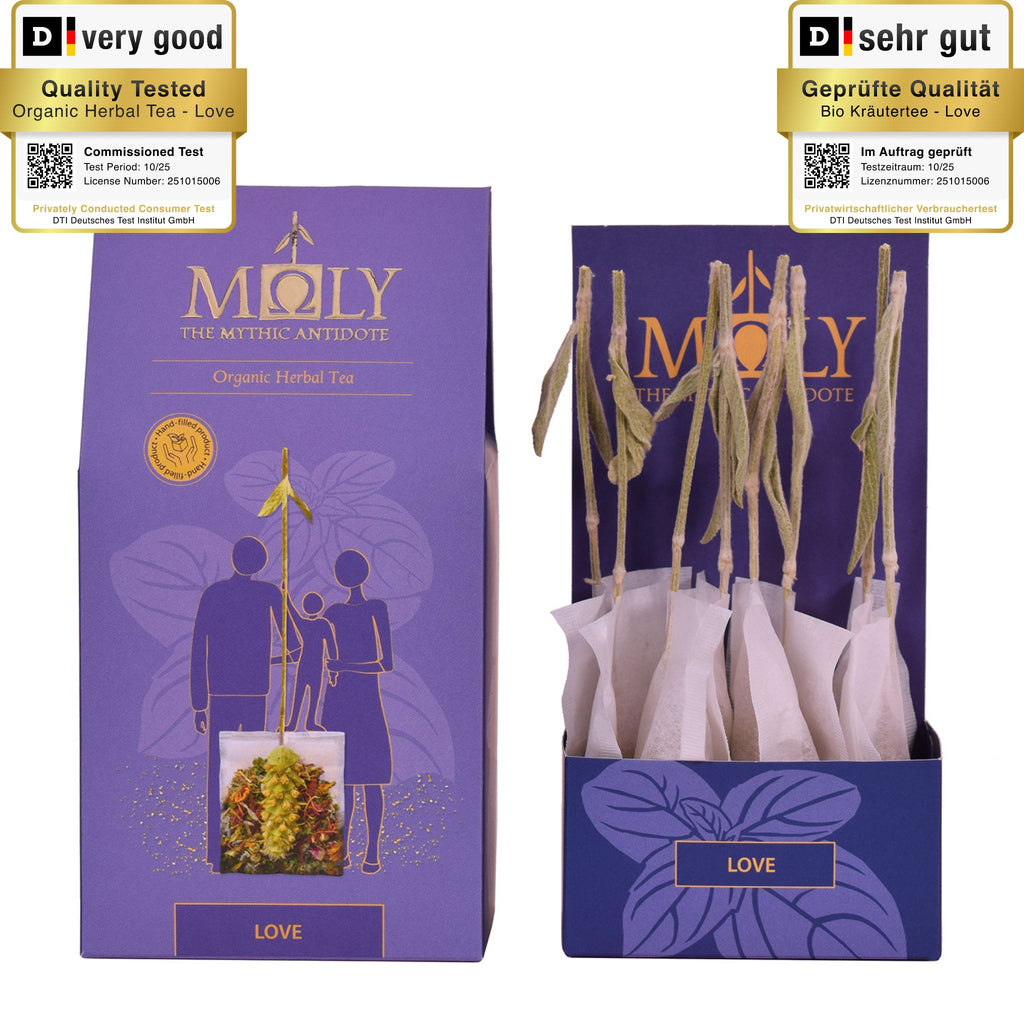 Eine lila Verpackung mit MOLY Love. Zentral ist Bild aufgedruckt, welches einen Teebeutel mit Inhalt zeigt aus dem der Stengel der Sideritis scardia (griechischer Bergtee) herausragt. Daneben ist der Inhalt der Verpackung zu sehen, der aus zehn einzelnen Teebeuteln mit jeweils einem Sideritis-Stengel besteht.