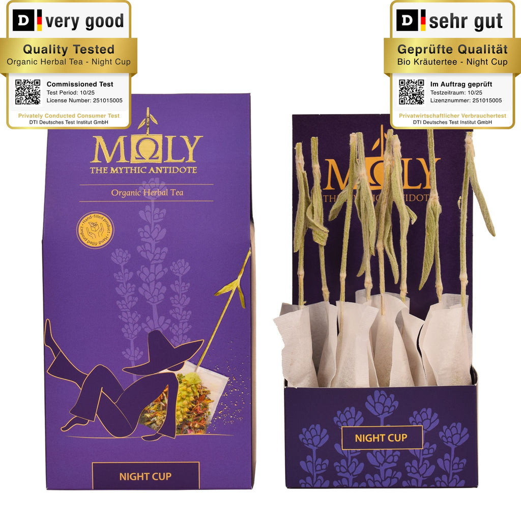 Eine lila Verpackung mit MOLY Night Cup. Zentral ist Bild aufgedruckt, welches einen Teebeutel mit Inhalt zeigt aus dem der Stengel der Sideritis scardia (griechischer Bergtee) herausragt. Daneben ist der Inhalt der Verpackung zu sehen, der aus zehn einzelnen Teebeuteln mit jeweils einem Sideritis-Stengel besteht.