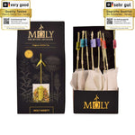 Eine schwarze Verpackung des MOLY VARIETY BIO sowie aufgedruckten Pflanzen. Zentral ist Bild aufgedruckt, welches einen Teebeutel mit Inhalt zeigt aus dem der Stengel der Sideritis scardia (griechischer Bergtee) herausragt. Daneben ist der Inhalt der Verpackung zu sehen, der aus zehn einzelnen Teebeuteln mit jeweils einem Sideritis-Stengel besteht.