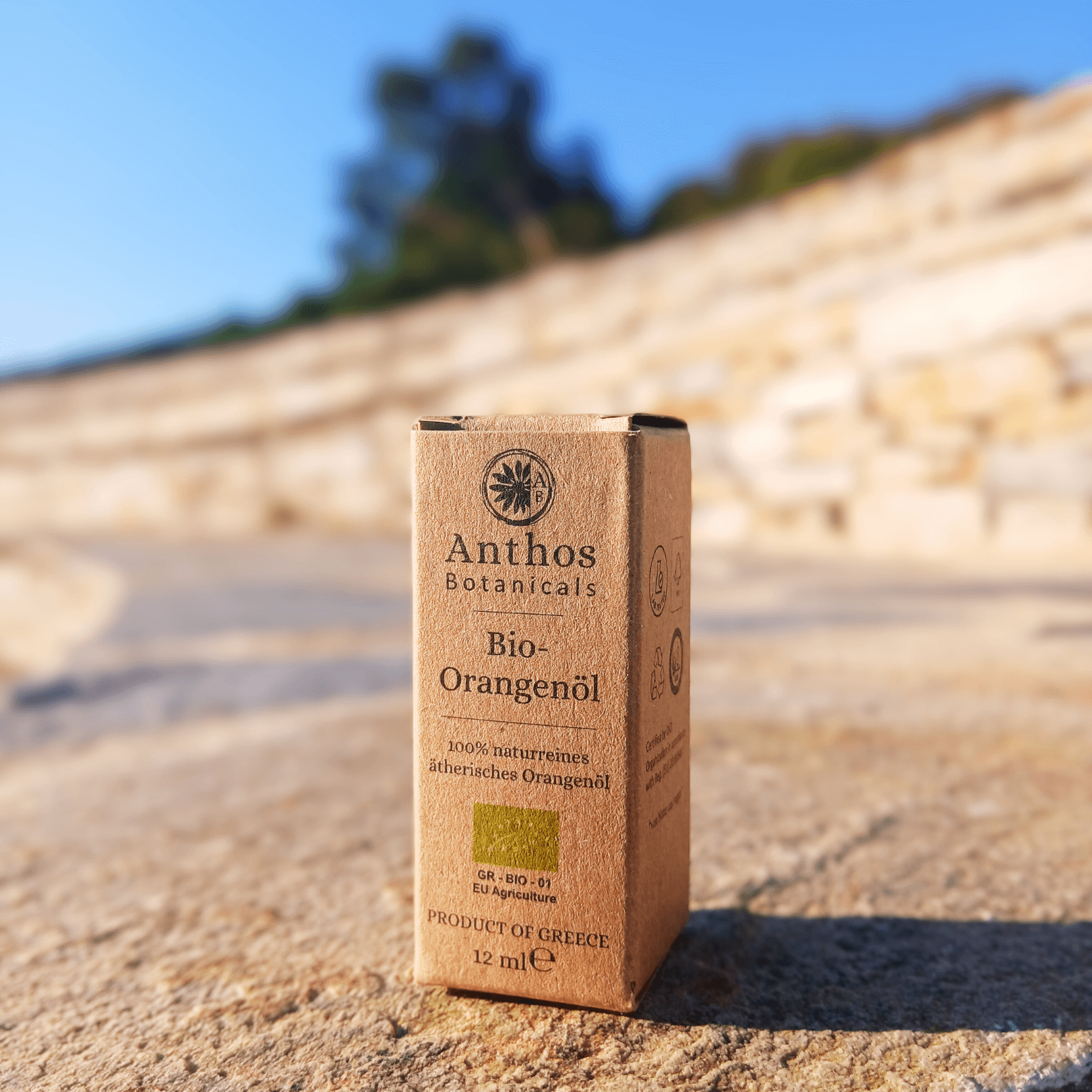 Eine braune Kraftverpackung mit ätherischem Orangenöl