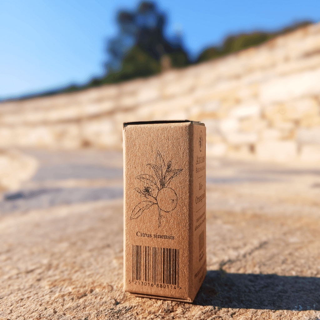 Eine braune Kraftverpackung mit ätherischem Orangenöl bio von Anthos Botanicals.