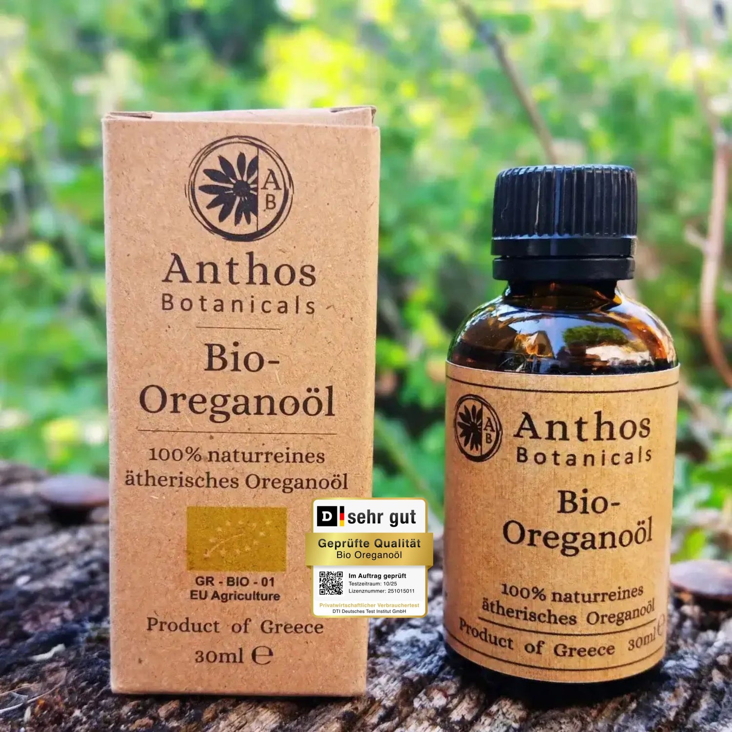 Ein braunes Glasfläschen mit Oreganoöl & Verpackung auf einem Felsen in der Natur