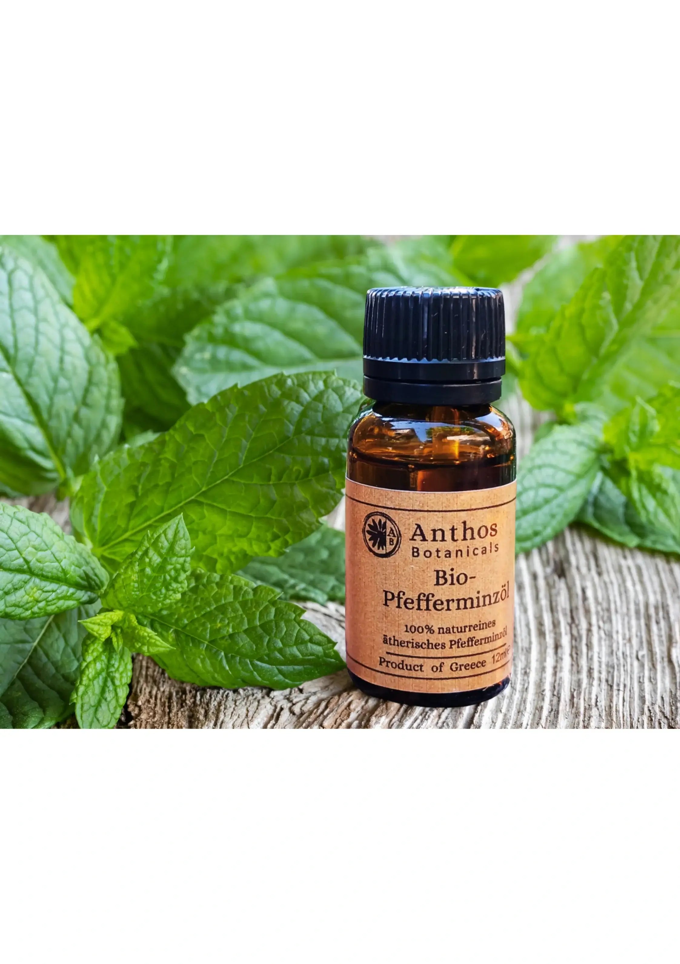 Eine Braunglasflasche mit ätherischem Pfefferminzöl bio von Anthos Botanicals.