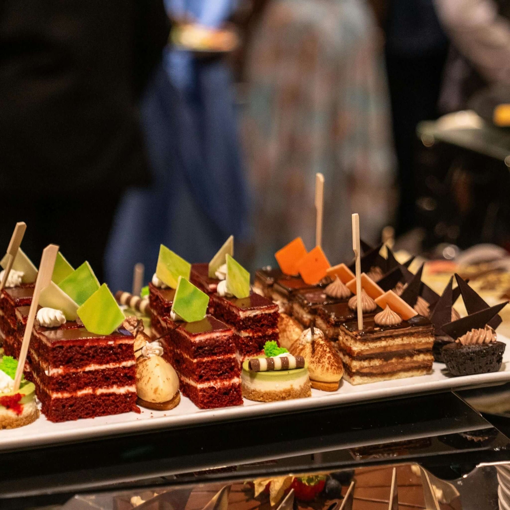 Ein Teller mit diversen Desserts und Kuchen, die mit Pfefferminzöl hergestellt wurden, an einem Buffett.