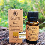 Ein braunes Glasfläschen mit  Rosmarinöl bio von Anthos Botanicals neben seiner braunen Kraftverpackung.