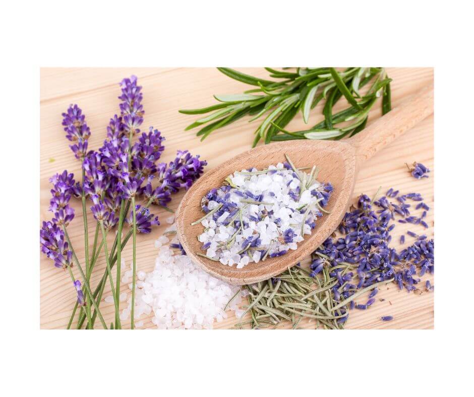 Rosmarin, Salz und Lavendel auf einem Tisch.