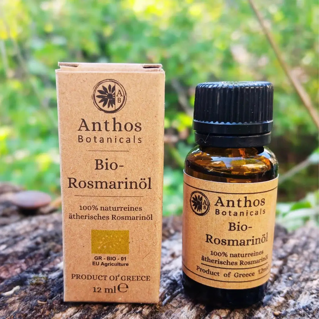 Ein braunes Glasfläschen mit  Rosmarinöl bio von Anthos Botanicals neben seiner braunen Kraftverpackung.
