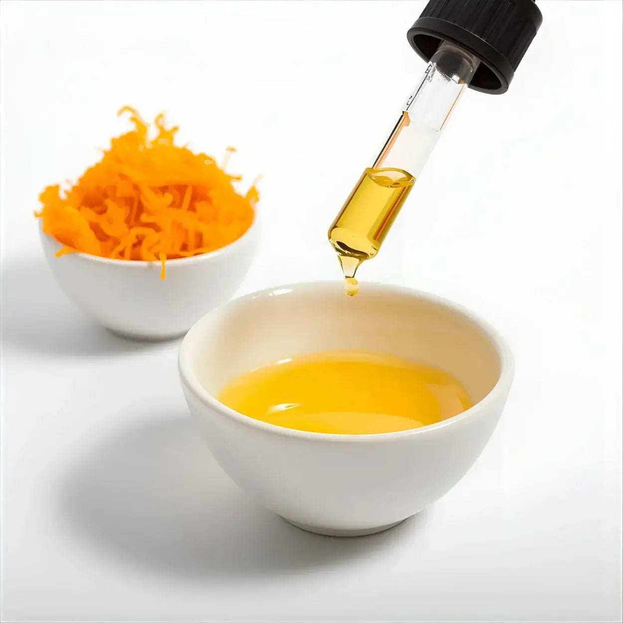 Ätherisches Orangenöl wird in eine Schale mit Olivenöl geträufelt.