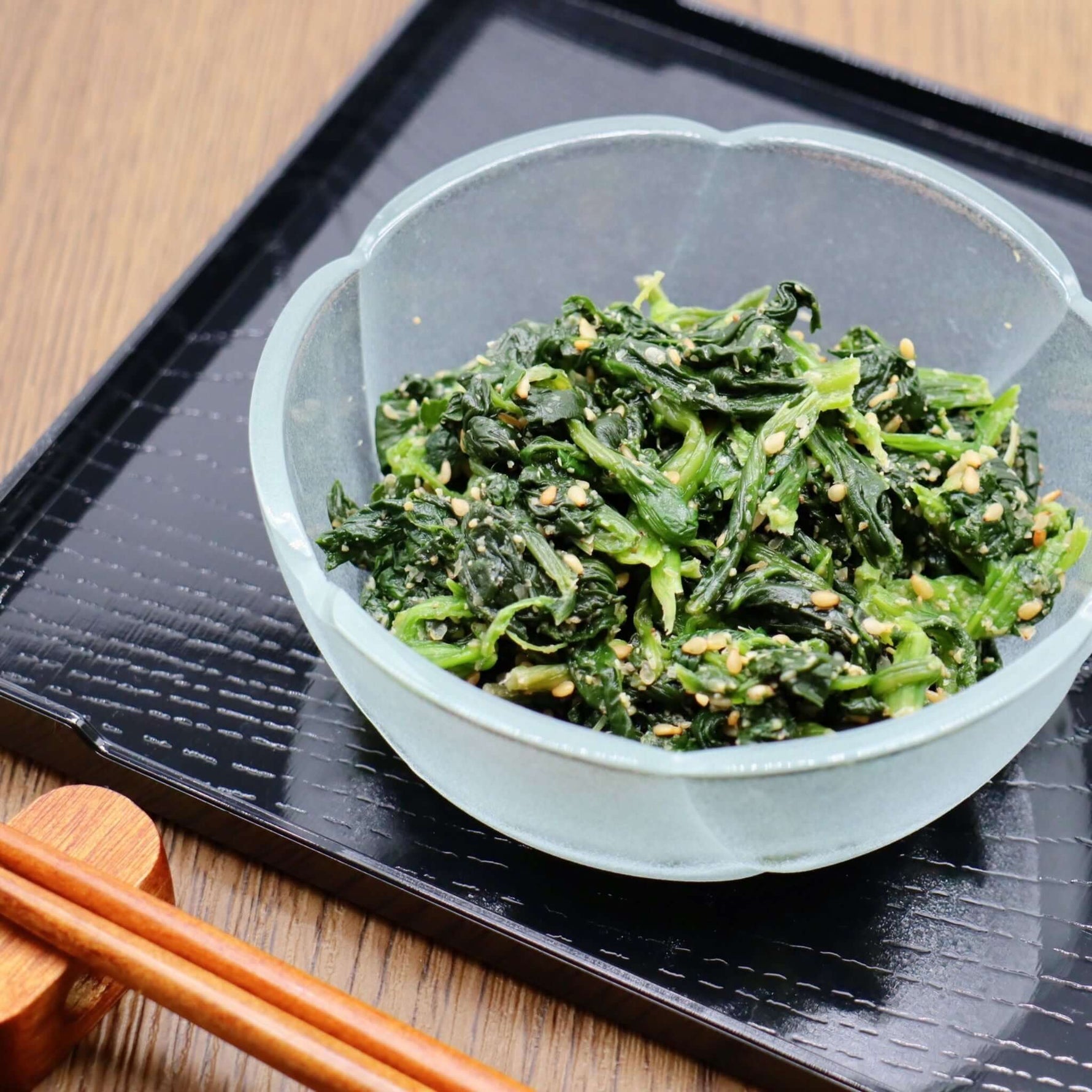 Ein Salatdressing mit Thymian auf einem Teller