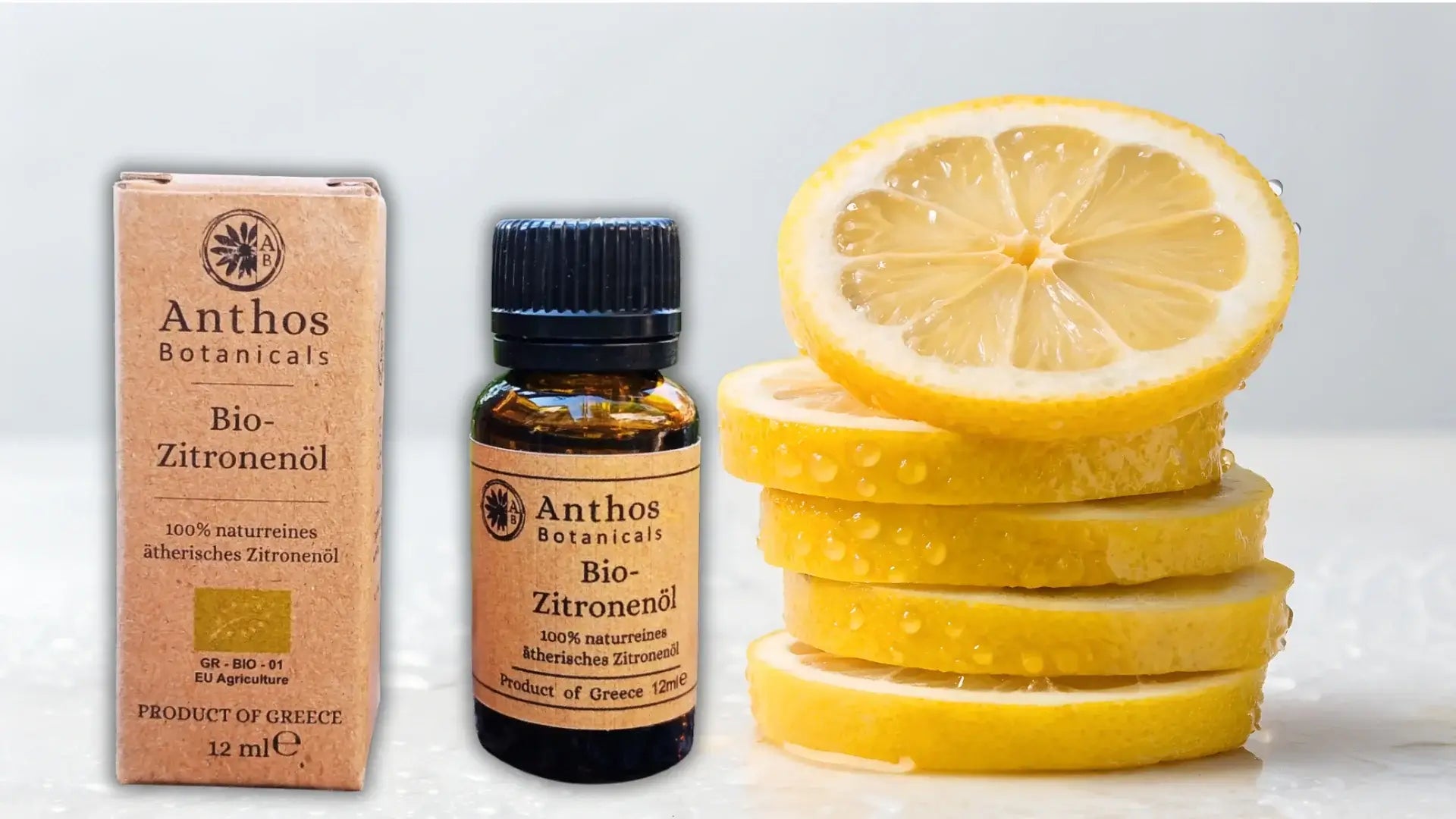 Ein Hero-Bild des Zitronenöls bio von Anthos Botanicals neben aufgeschnittenen Zitronenscheiben.